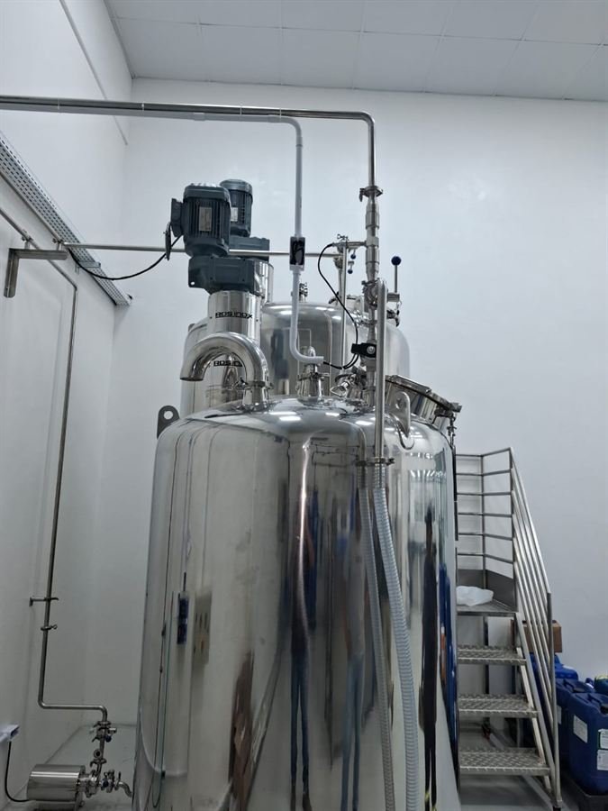 Tanques e redes em aço inox polido instalados em sala limpa de indústria de lenços umedecidos
