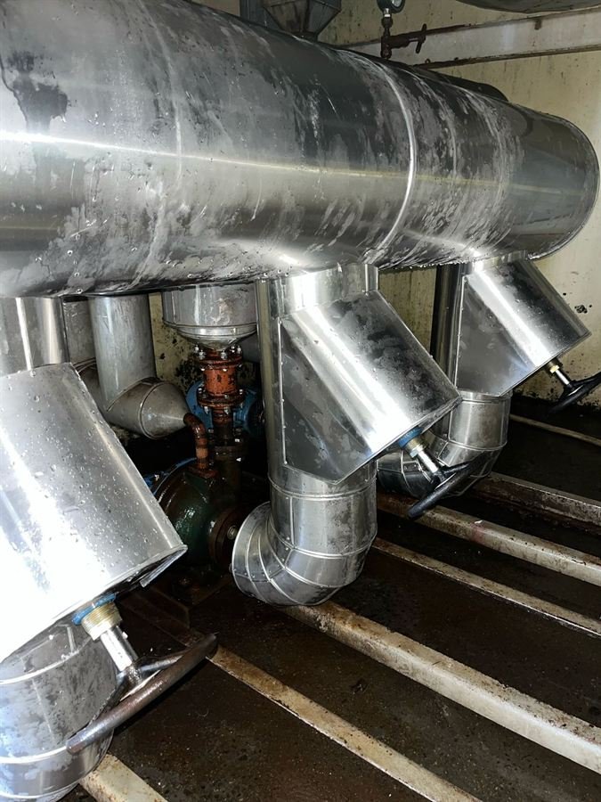 Tubulações de amônia com isolamento injetado e acabamento em chapa de alumínio, sobre bombas e válvulas